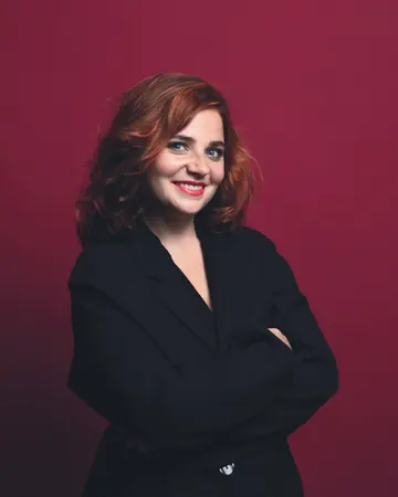 Isabell Pannagl in Schwarz vor rotem Hintergrund
