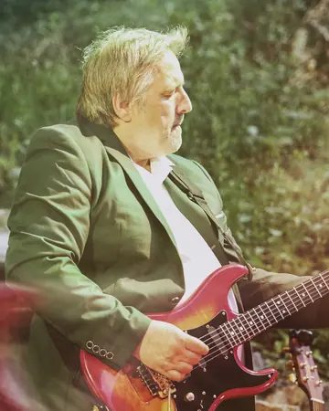 Lutz Feuerhahn spielt eine rote E-Gitarre.