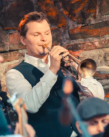 Philipp Broscheid spielt Trompete vor der Felswand.