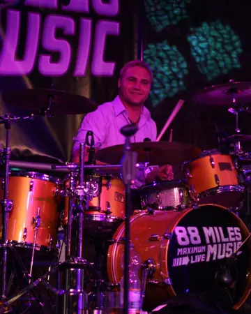 Sebastian Seifert am Schlagzeug, auf der Bassdrum steht 88 Miles.