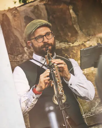 Simon Becker-Foss spielt Saxofon.