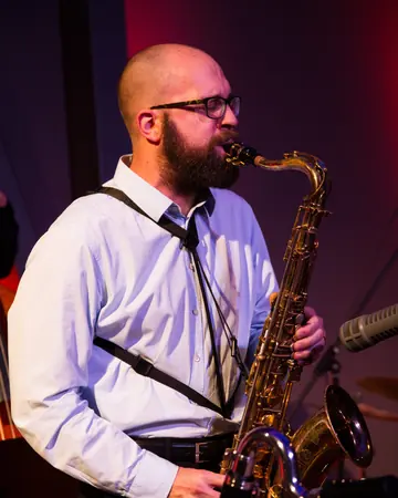 Simon Becker-Foss spielt Saxofon.