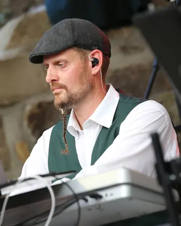Thorsten Scheele mit Schiebermütze am Keyboard.