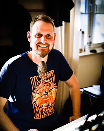 Thorsten Scheele lacht am Keyboard.