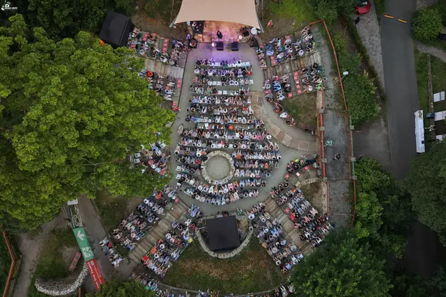 Drohnenbild der Waldbühne im Klüt: Alle Ränge sind besetzt.